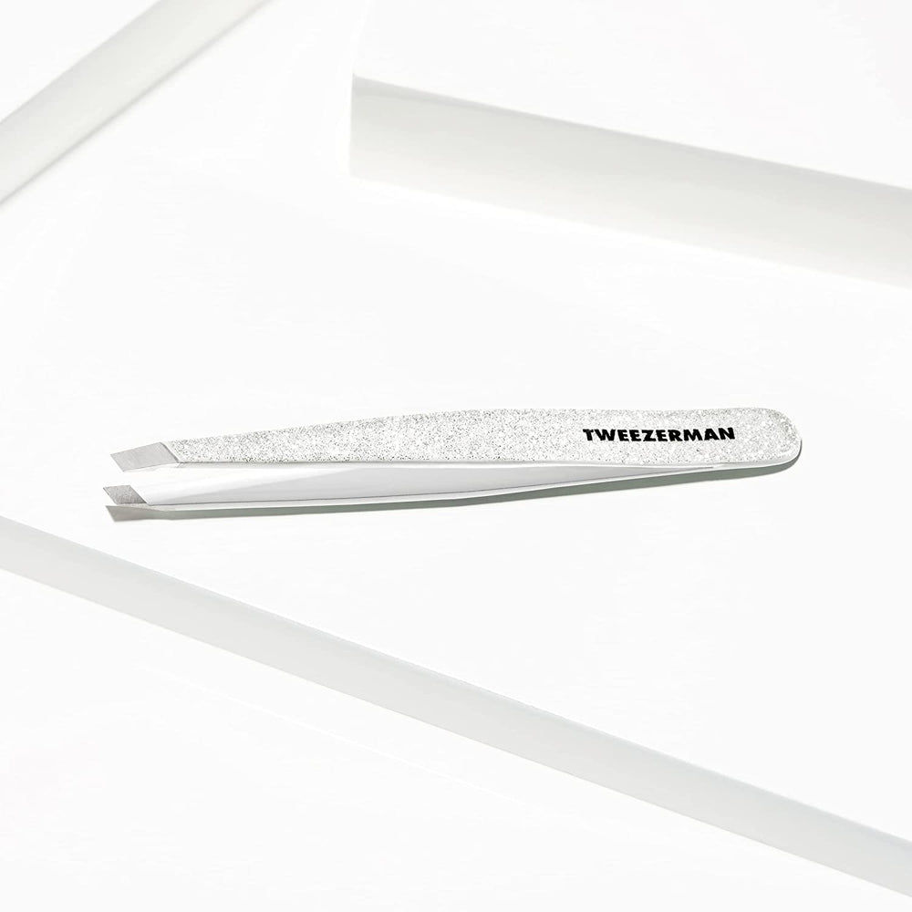 Award-winning Tweezerman design supports reliable brow shaping results.
