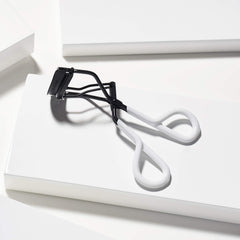 Hypoallergenic silicone pads on Tweezerman Onyx Great Grip curler