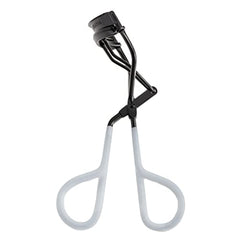 Tweezerman Onyx Great Grip curler achieving even curl across lashes