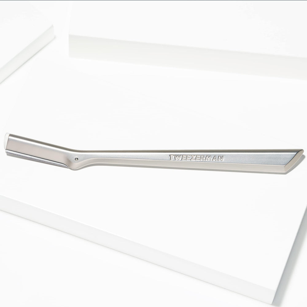Tweezerman razor cleaning with alcohol preserves hygiene between uses.