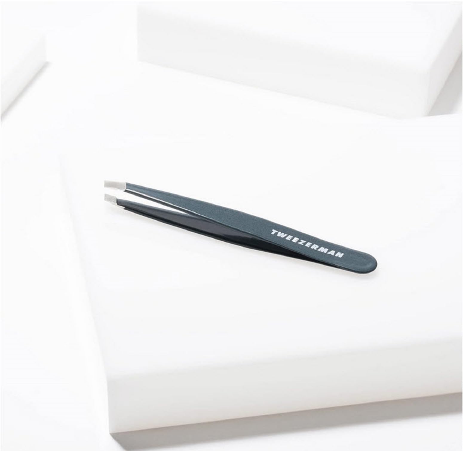 Award-winning Tweezerman design with calibrated tension for accuracy.