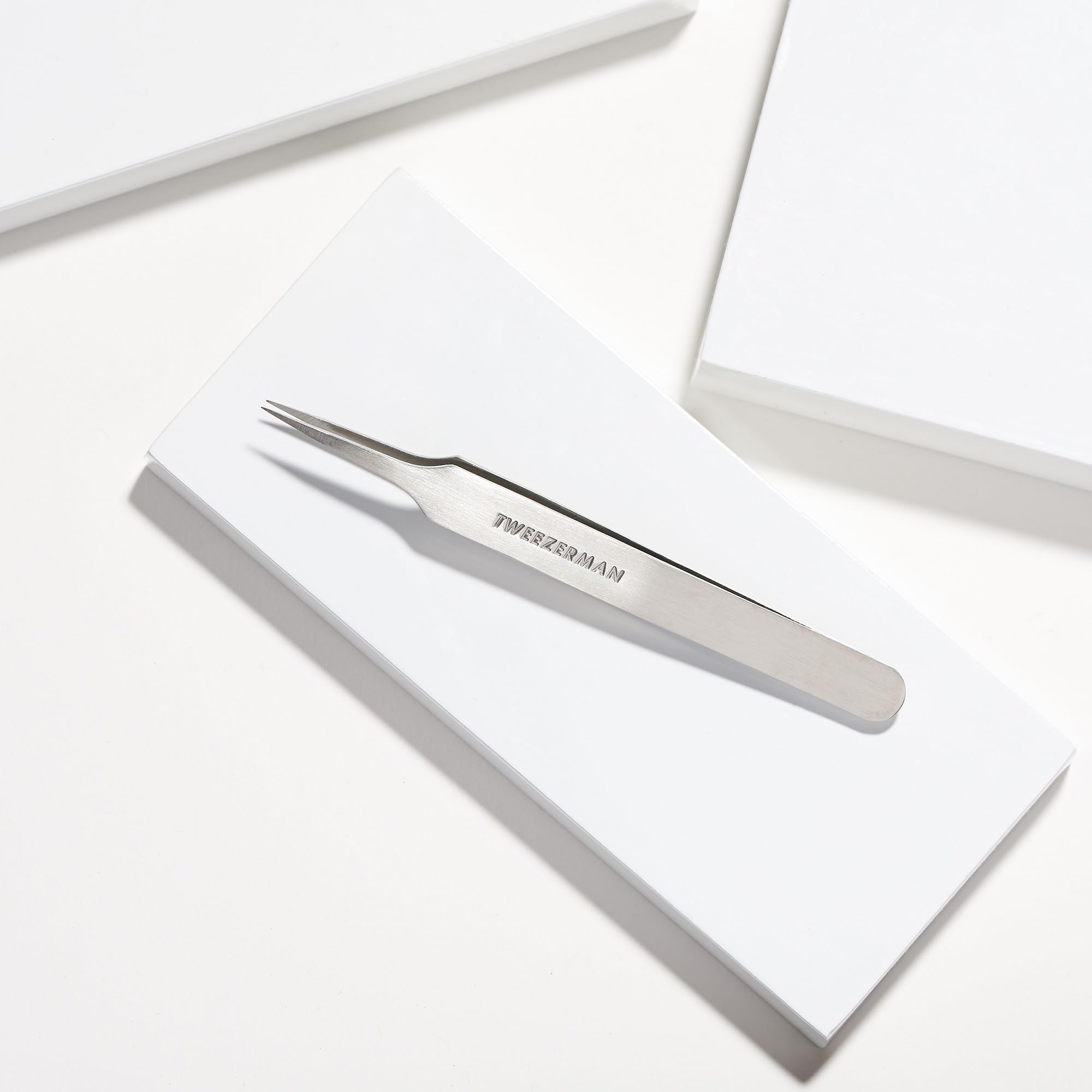 Tweezerman splintertweeze removing an ingrown hair at home