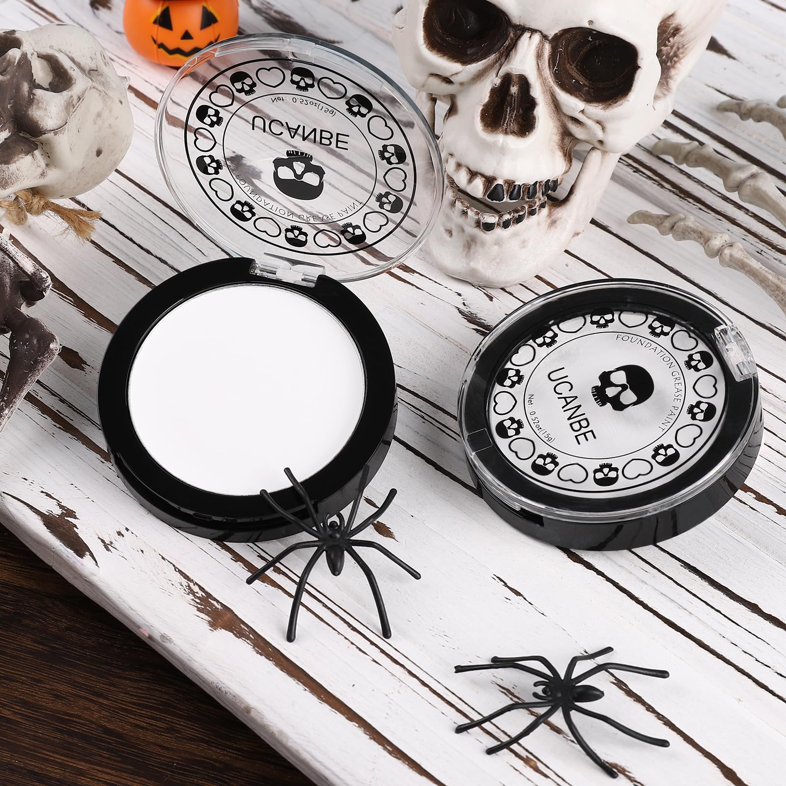 UCANBE Goth White: fácil desmaquillado con removedor.