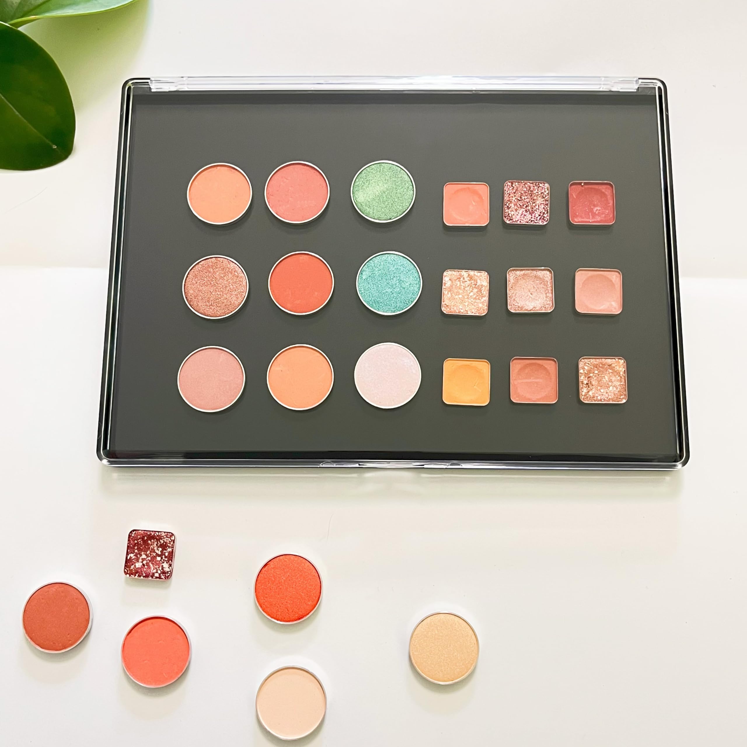 UDTIP adhesivos metálicos incluidos para fijar panes de maquillaje con seguridad.