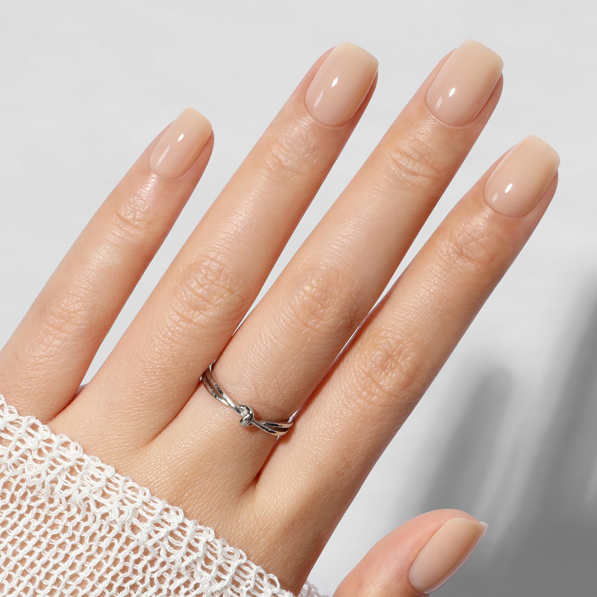 Uñas UNA GELLA cortas cuadradas nude, acabado gel brillante para look natural.
