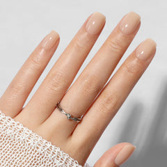 Uñas UNA GELLA cortas cuadradas nude, acabado gel brillante para look natural.