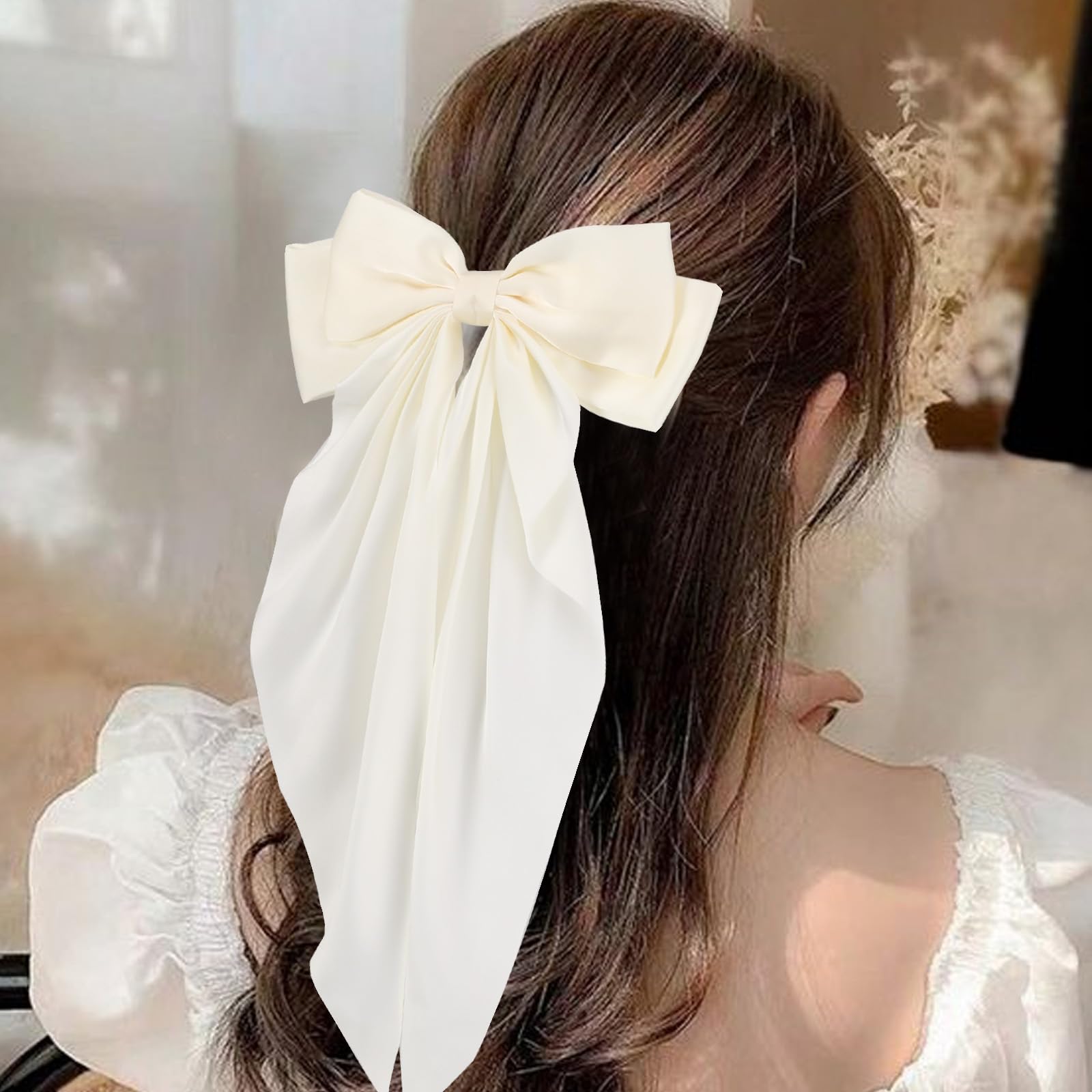 Unbednigt green chiffon bow clip complements many hair types and lengths.