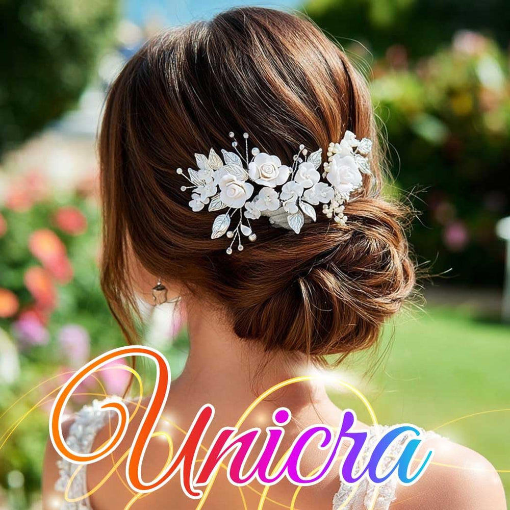 Accesorio de cabello Unicra con flor y perlas, brillo discreto.