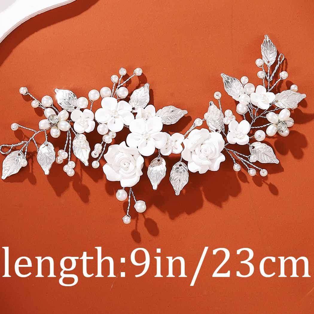 Diadema Unicra con detalles florales y perlas para bodas.