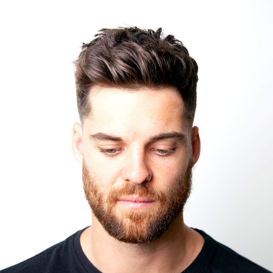 Estilo con volumen natural: Arcilla Uppercut Deluxe para peinados rizados.