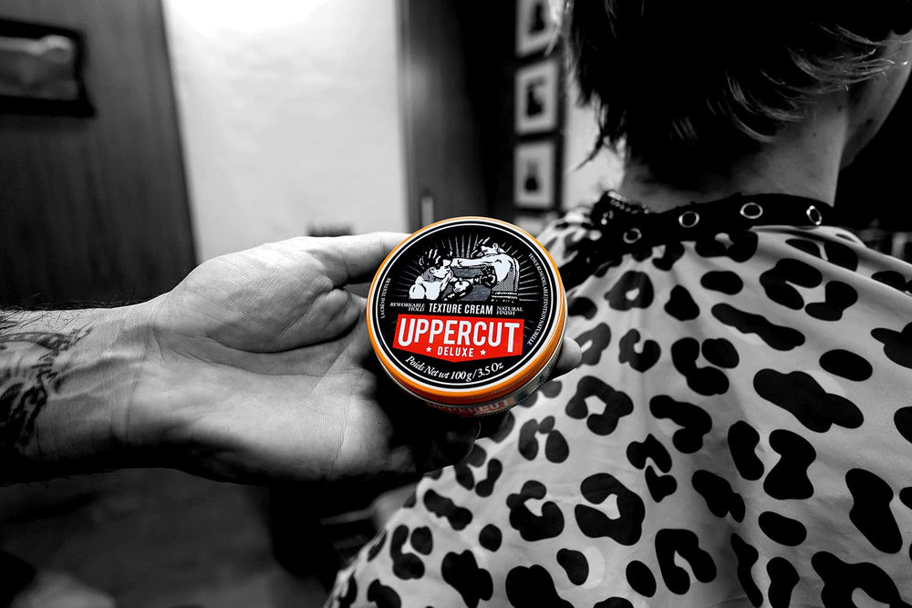 UPPERCUT DELUXE Texture Cream ligero-apilable, fijación sin peso.
