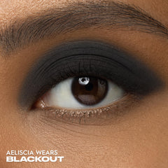 URBAN DECAY 24/7 Sombra Blackout: pigmento profundo que se difumina con facilidad