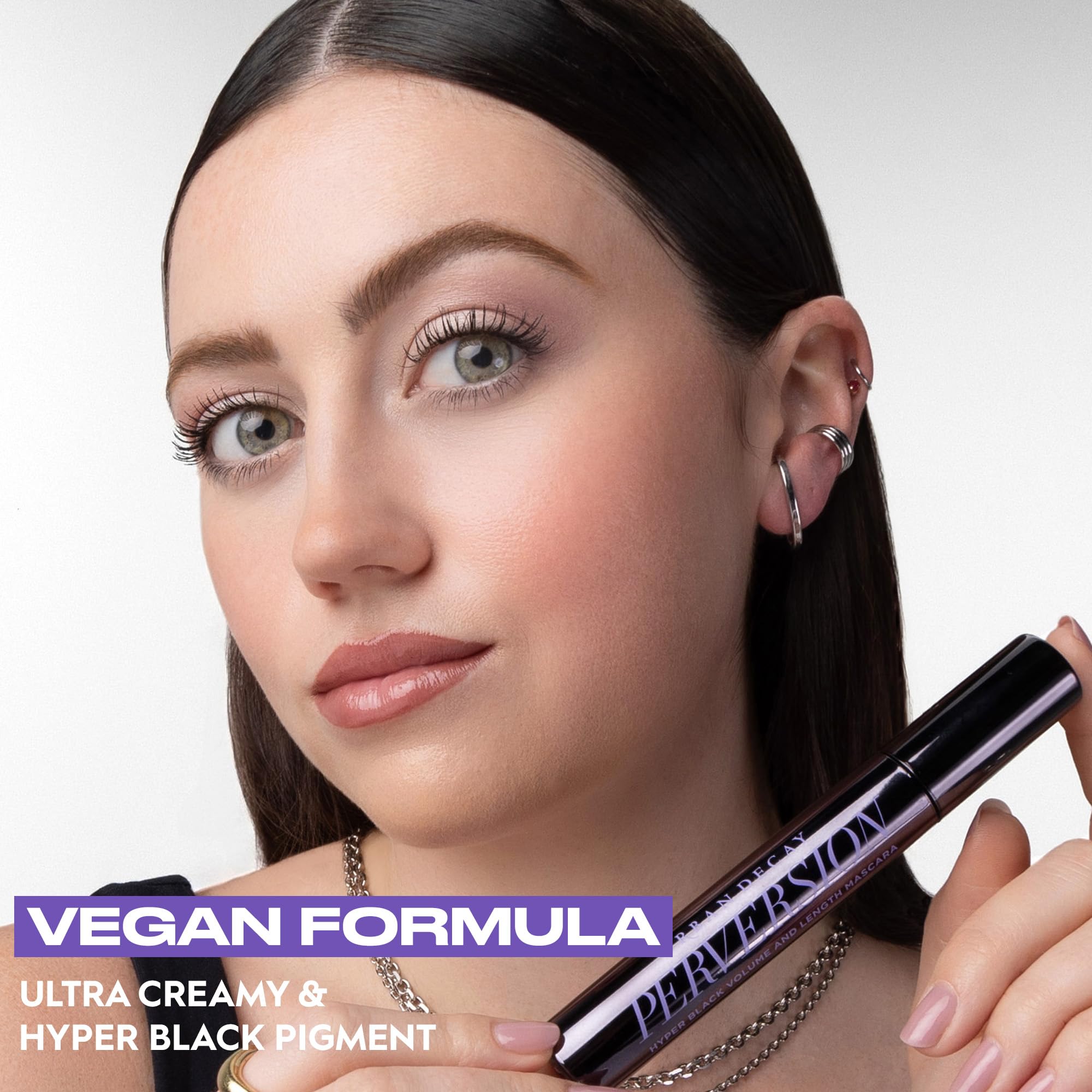 Urban Decay Perversion Mascara separa pestañas para una mirada limpia.