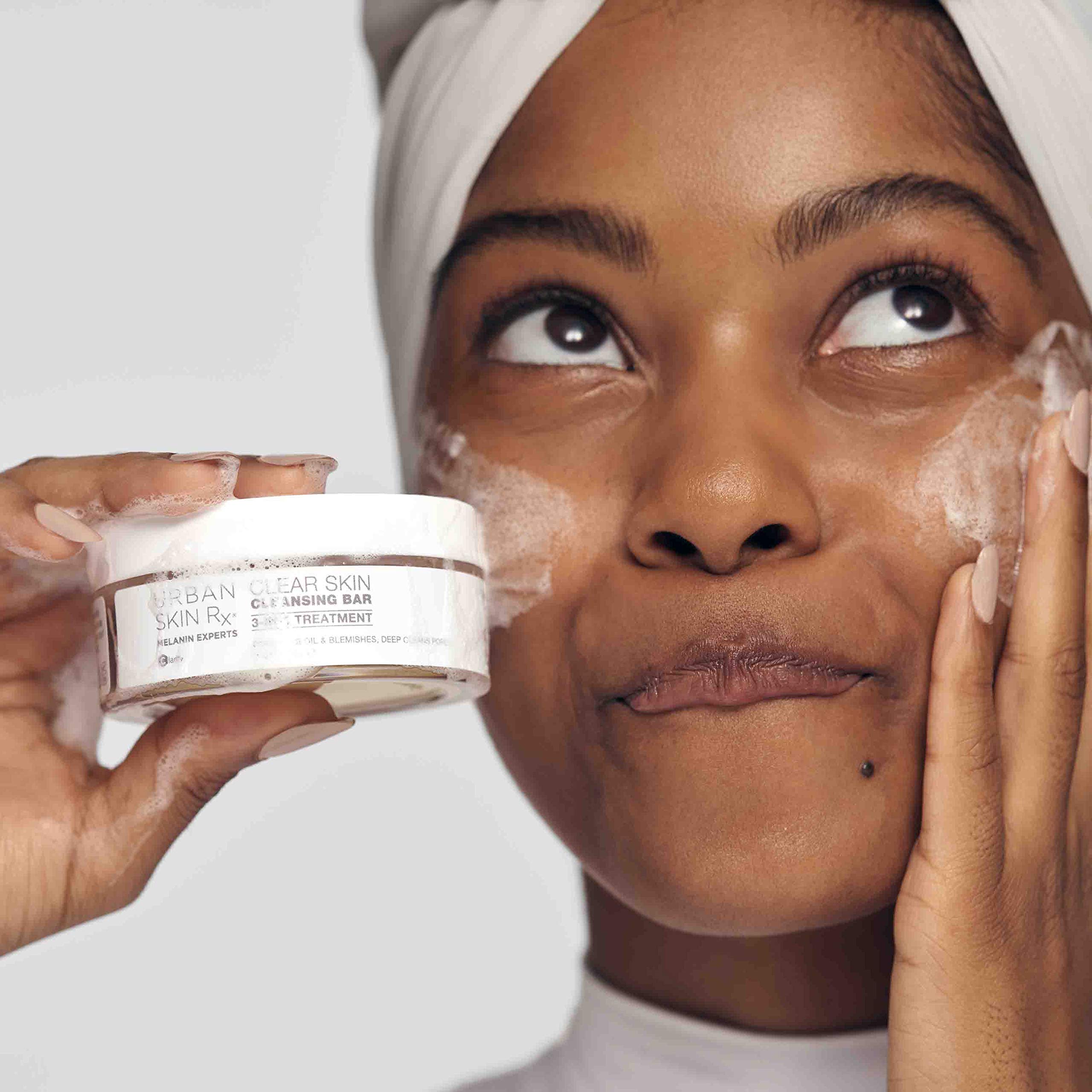 Urban Skin Rx barra espuma cremosa lista para aplicar en la cara.