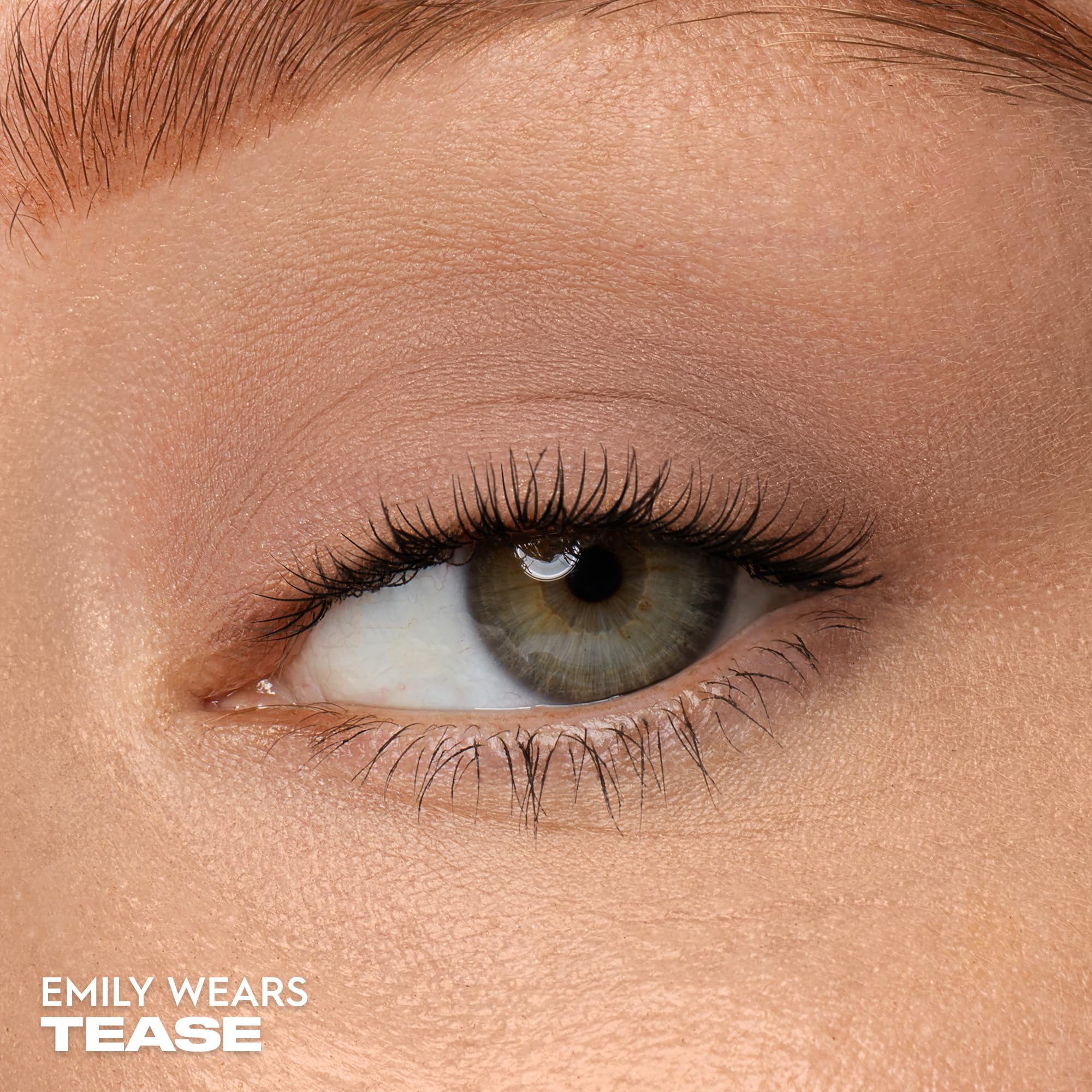 URBAN DECAY 24/7 Tease compact application on eyelid blends smoothly