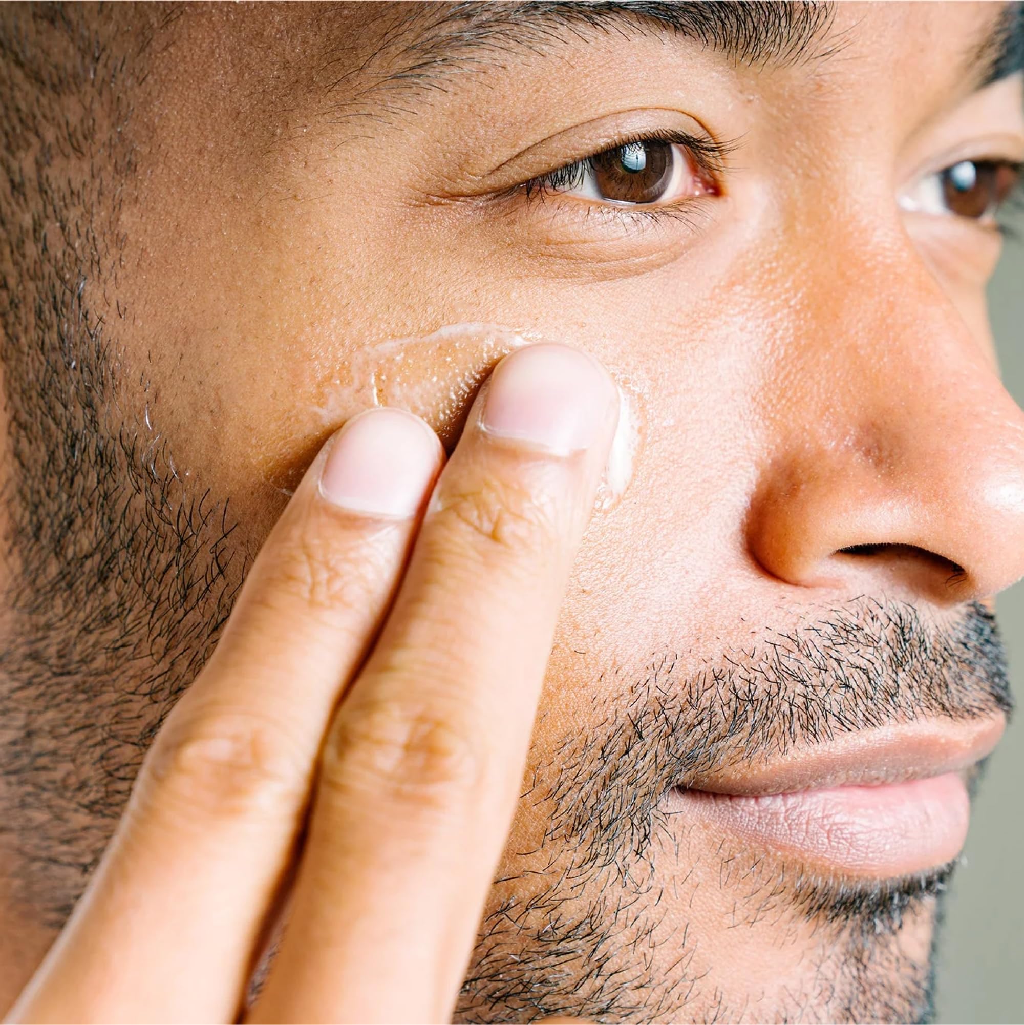 Honey Locust Seed component helps lift and refine the skin’s surface.