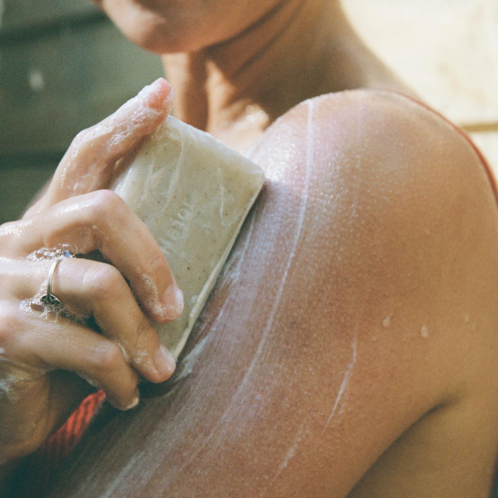 Ursa Major Ingredientes naturales con coco y shea para una piel más suave.