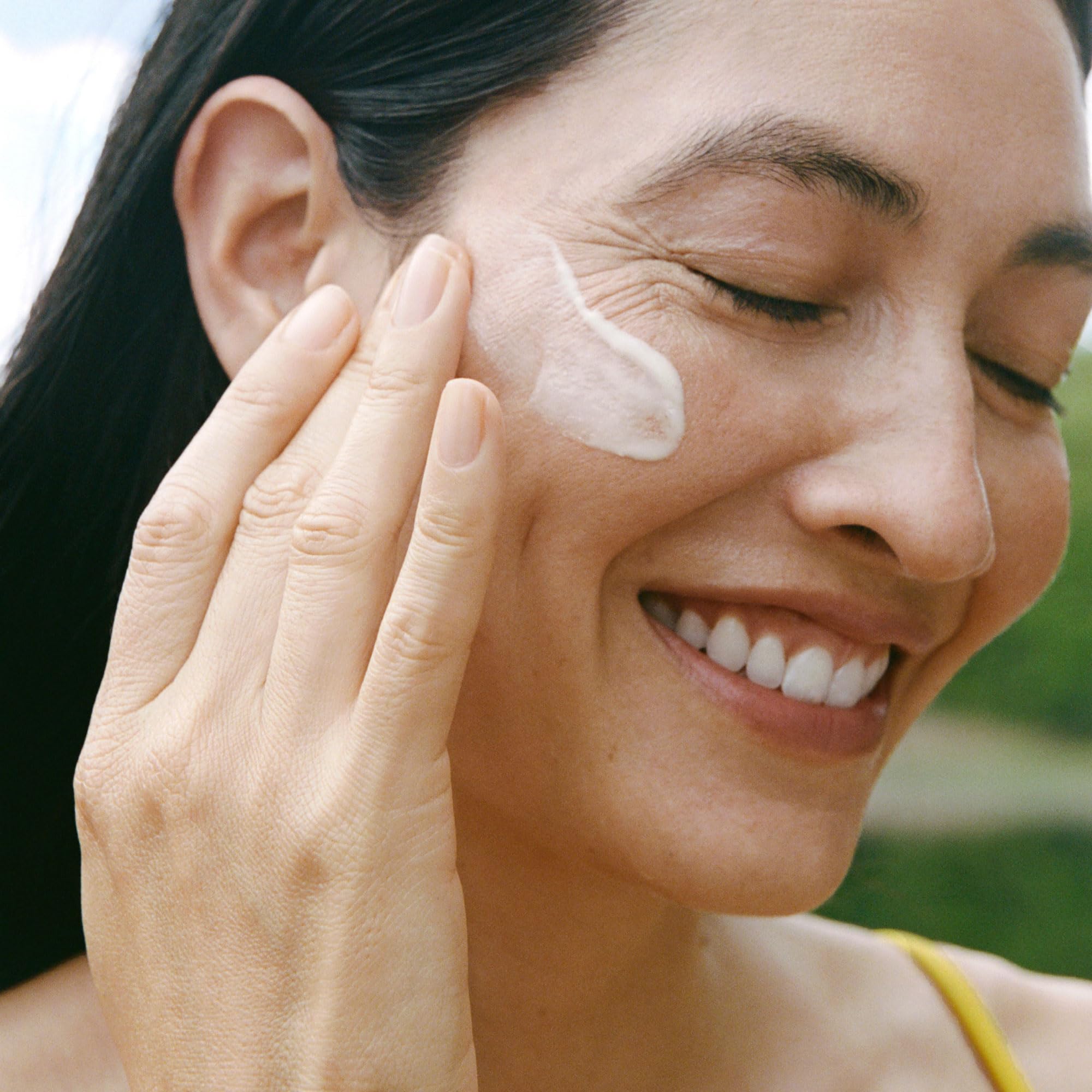Star-Tipped Lichen in Ursa Major formula supports a smoother skin texture.