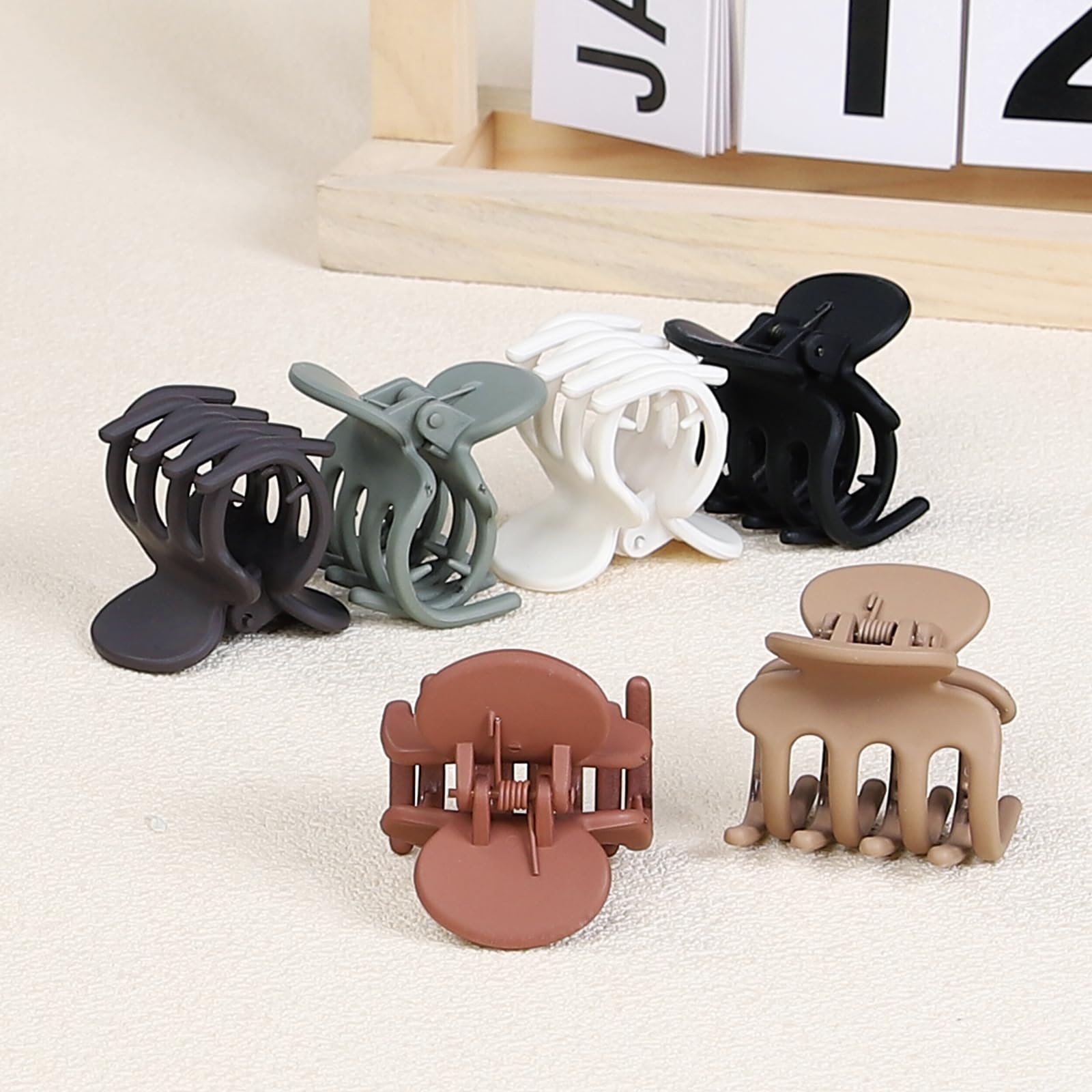 USDNICE small claw clip provides strong hold for fine hair without snagging.