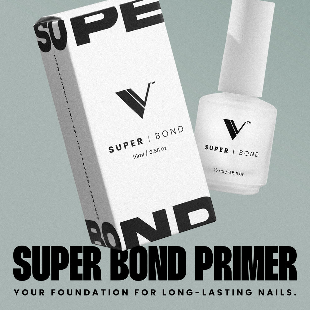 V Beauty Pure Super Bond Primer, aplicador en acción para adherencia óptima.