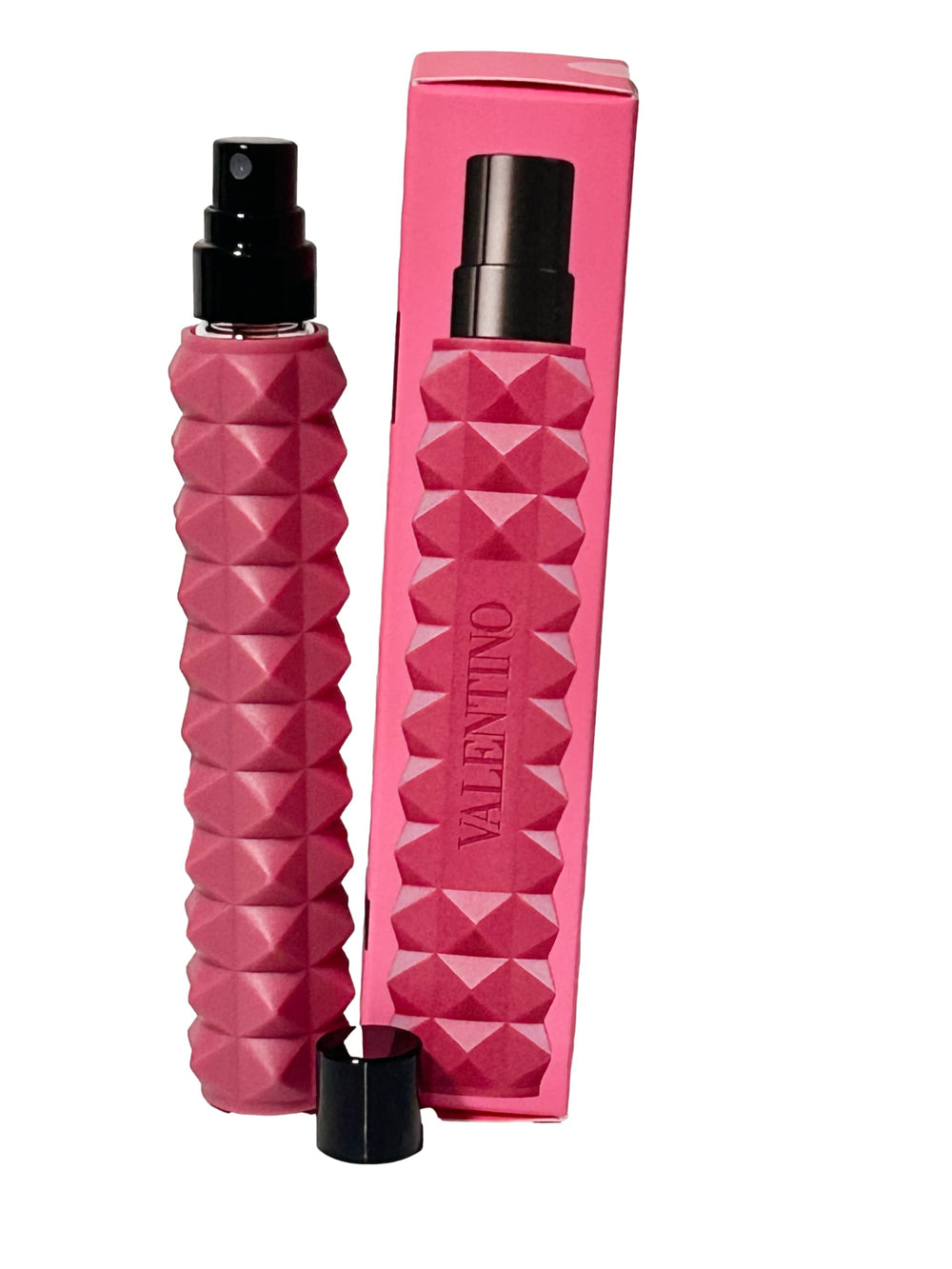 Valentino Donna Born in Roma Intense cap close-up highlighting premium bottle details.