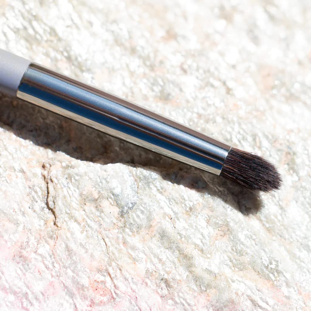 Vapour Beauty detail brush features an FSC birch handle for planet-first design.