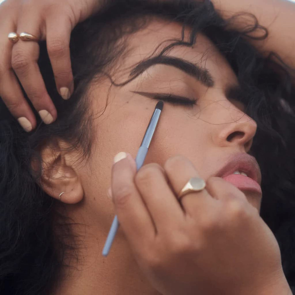 Vapour Beauty detail brush helps spot conceal blemishes with targeted precision.