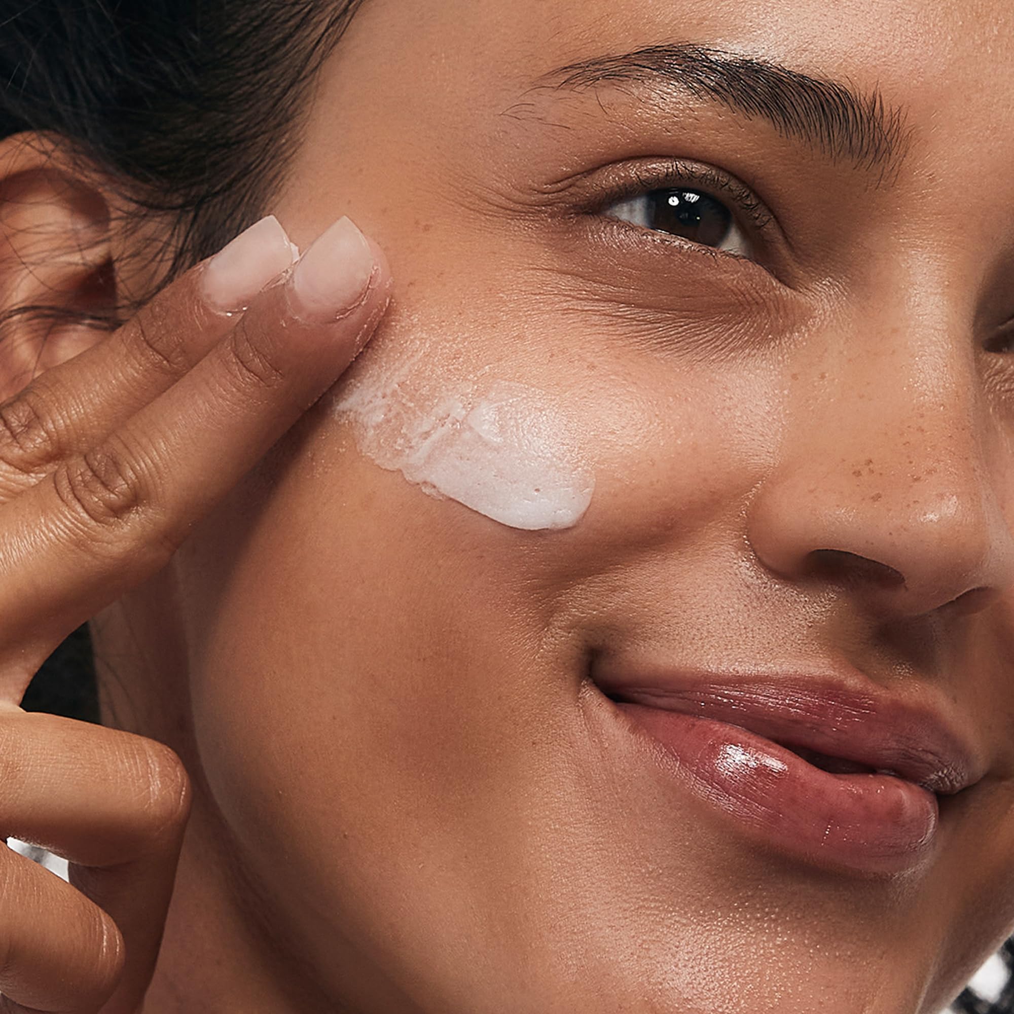 VASANTI Exfoliating Face Wash packaging image emphasizes premium Canadian-made formula