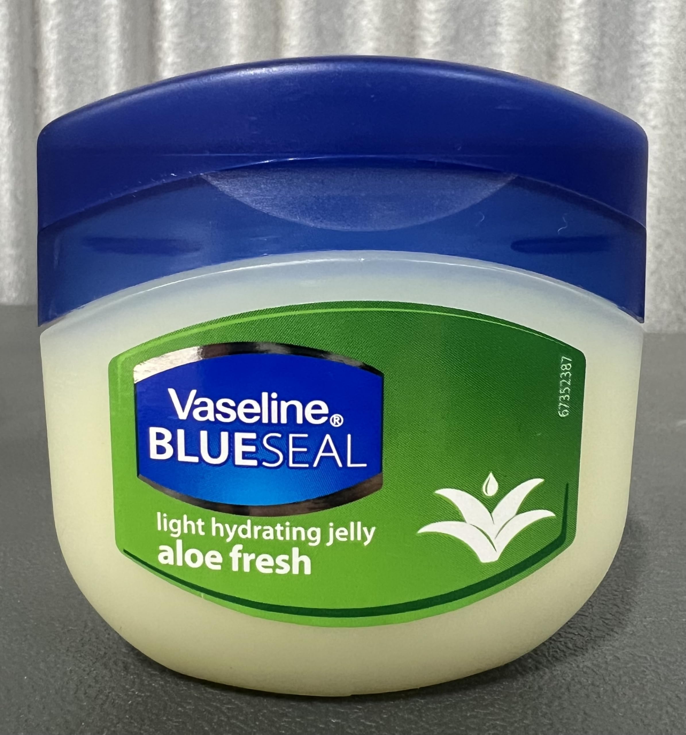 Vaseline Aloe Fresh 100ml bottle for smooth, quick hydration.