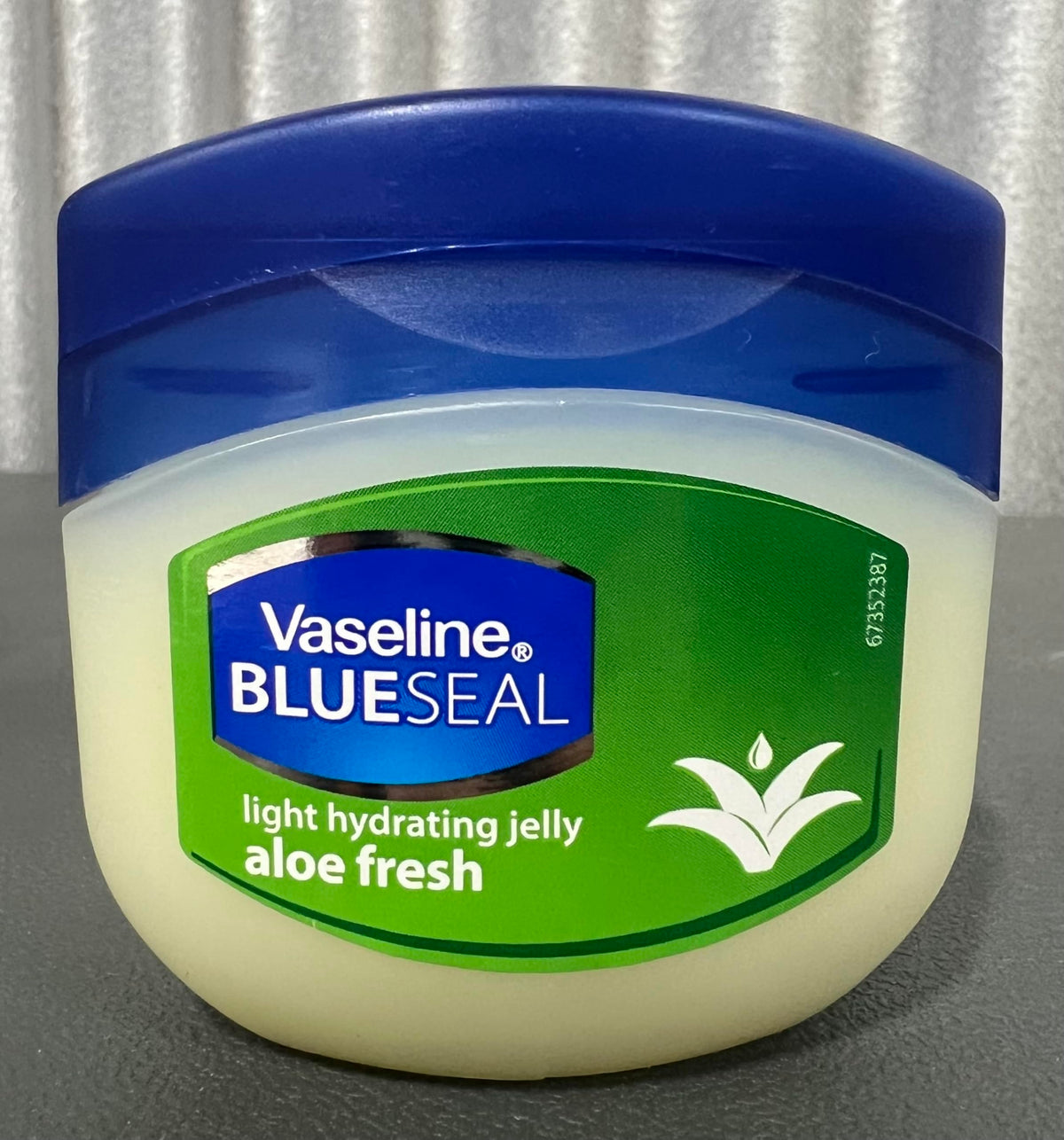 Vaseline Aloe Fresh 100ml bottle for smooth, quick hydration.