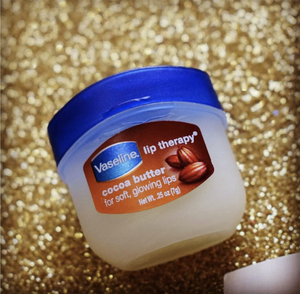 Vaseline Cuidado de Labios Manteca de Cocoa frasco mini, nutrición intensa y sensación suave.
