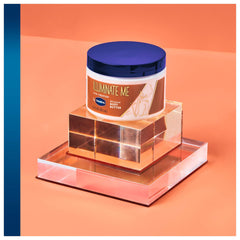 Vaseline Ilumina Me textura ligera se desliza sobre la piel.
