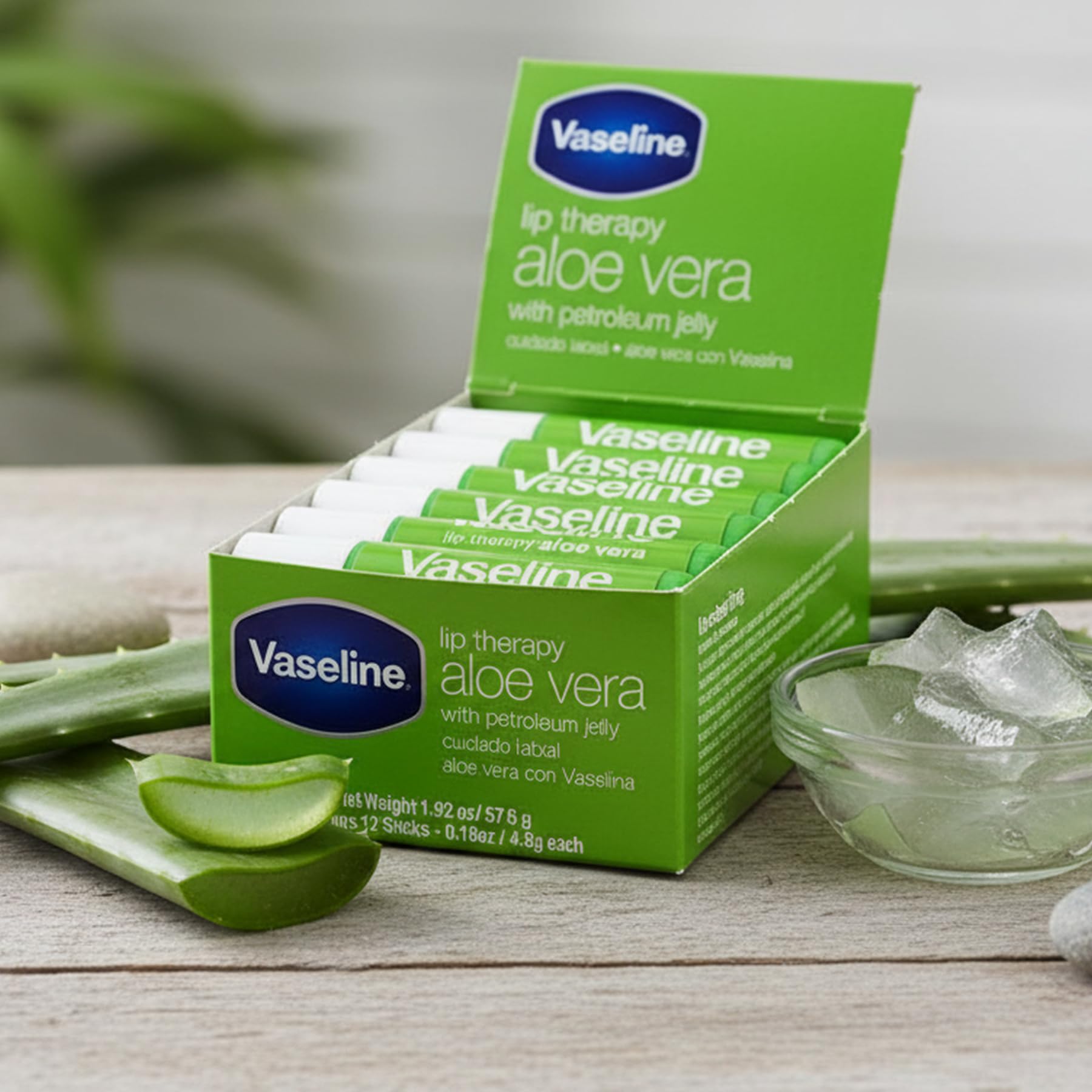 Vaseline Labios Portátil, formato práctico para llevar en bolso y proteger labios.