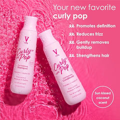 Textura cremosa del Champú Curly Pop de V&CO durante la aplicación