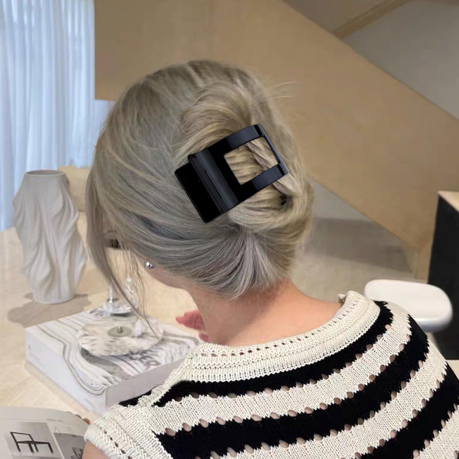 VELSCRUN duck-billed clip demonstrating wide opening for thick hair.