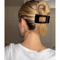 VELSCRUN duck-billed clip securely grips hair of every texture.