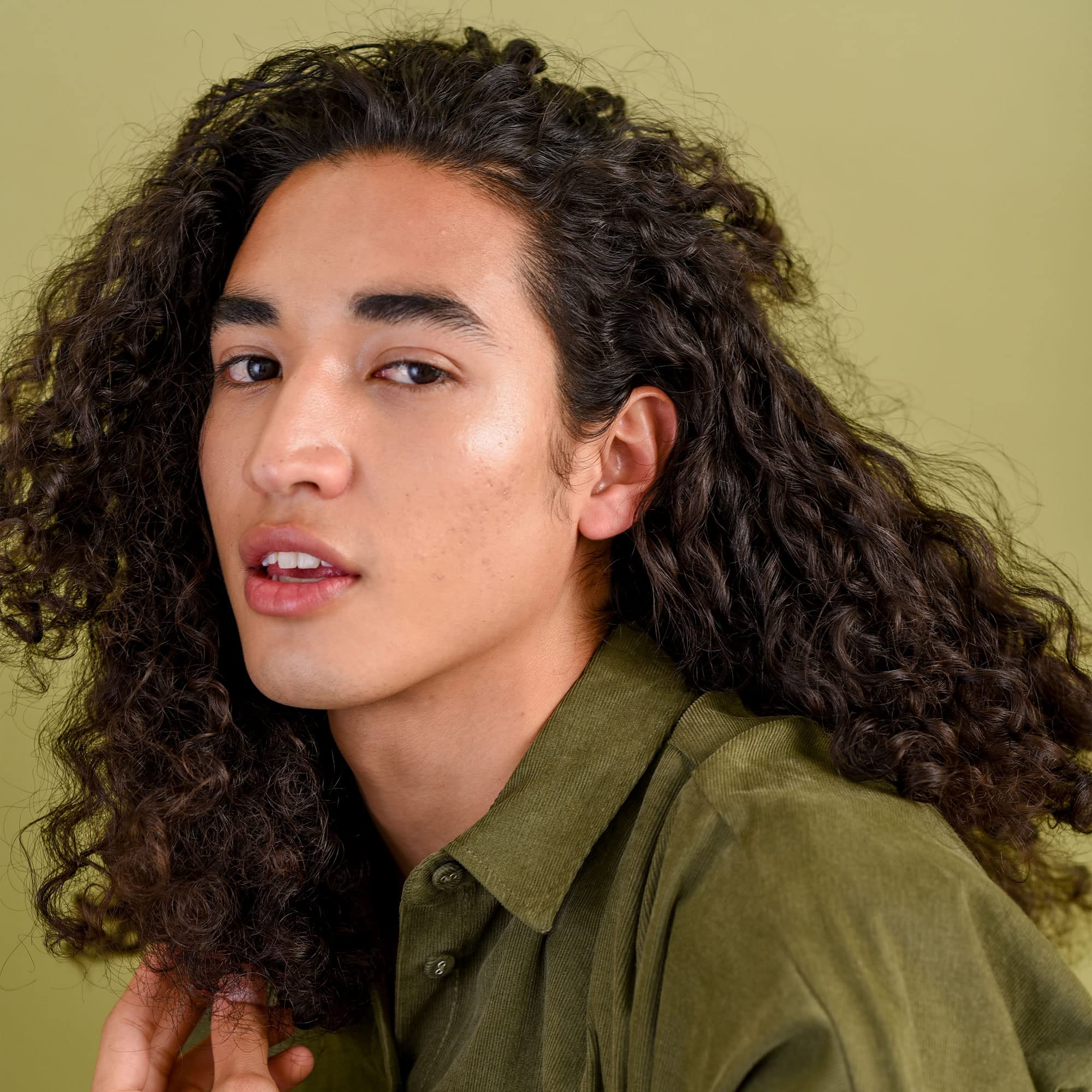 VERB Arcilla Modeladora en cabello húmedo ofrece estructura estable.