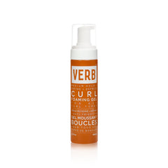 VERB Curl Foaming Gel en botella; definición suave para rizos con fijación ligera.