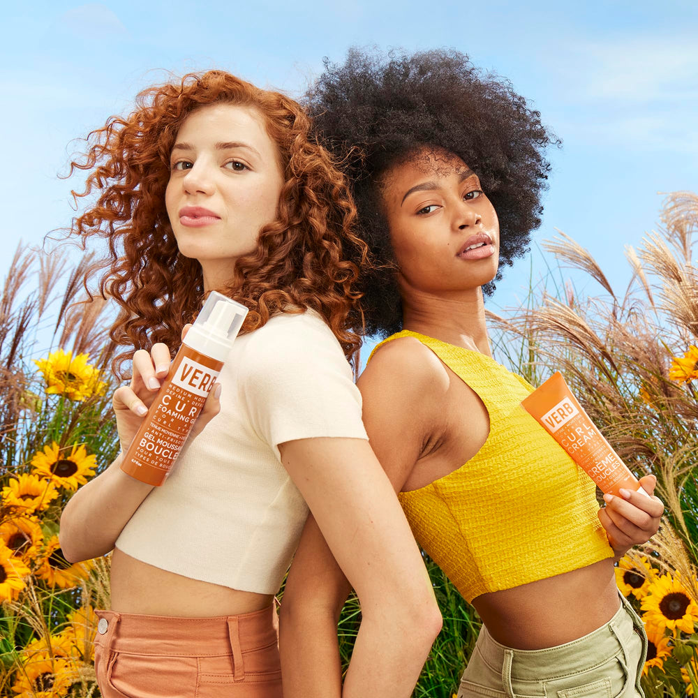 Complejo SunflowerCurl y aceites nutren la definición de VERB Curl Foaming Gel.