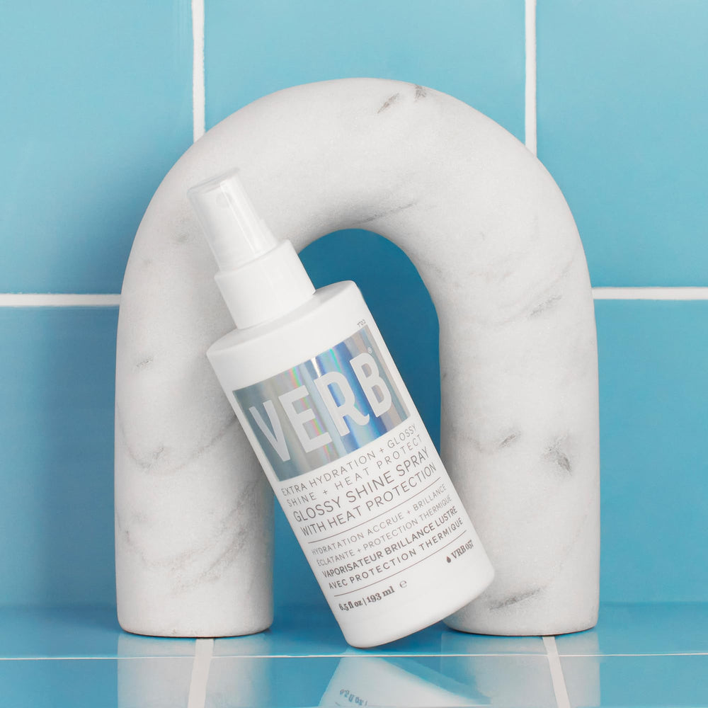 VERB Glossy Shine Spray libre de parabenos y sulfatos, seguro para cabello teñido.
