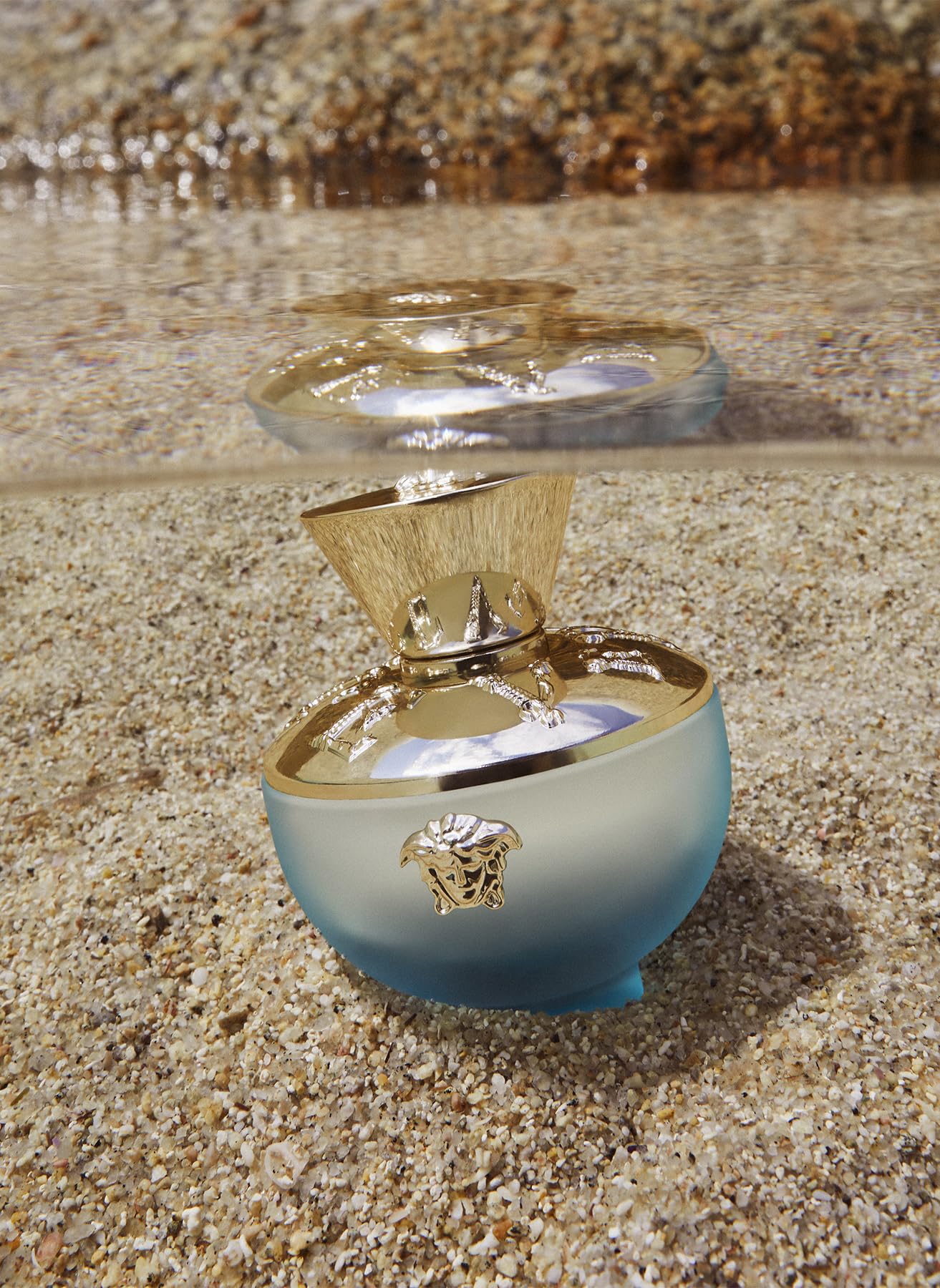 Versace Dylan Turquoise spray action for smooth application