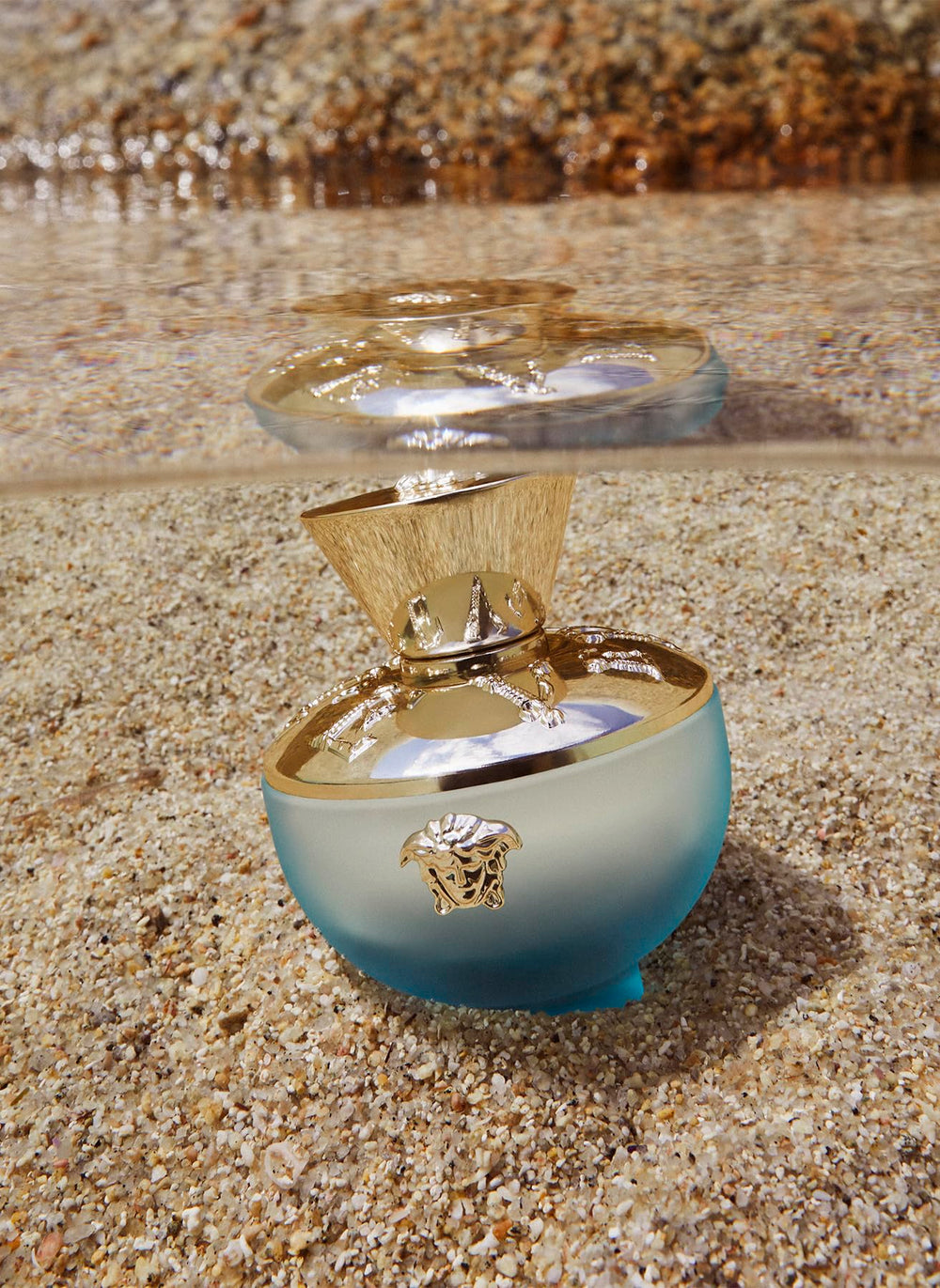 Versace Dylan Turquoise spray action for smooth application