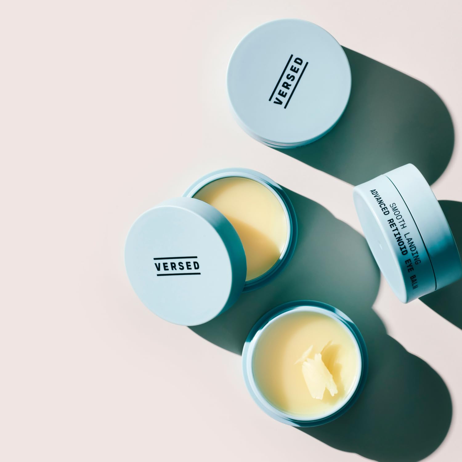 Versed Smooth Landing Balm textura suave; se absorbe rápido para uso diario.