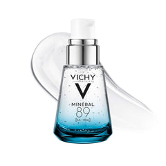 Vichy Minéral 89 bottle pour demonstrates instant hydration.