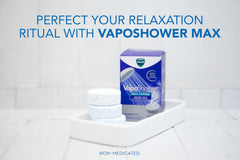 Tableta Vicks VapoShower MAX deritiéndose en agua tibia para aroma envolvente.