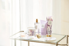 Aplicación suave en la piel con el aroma floral cálido de Victoria's Secret