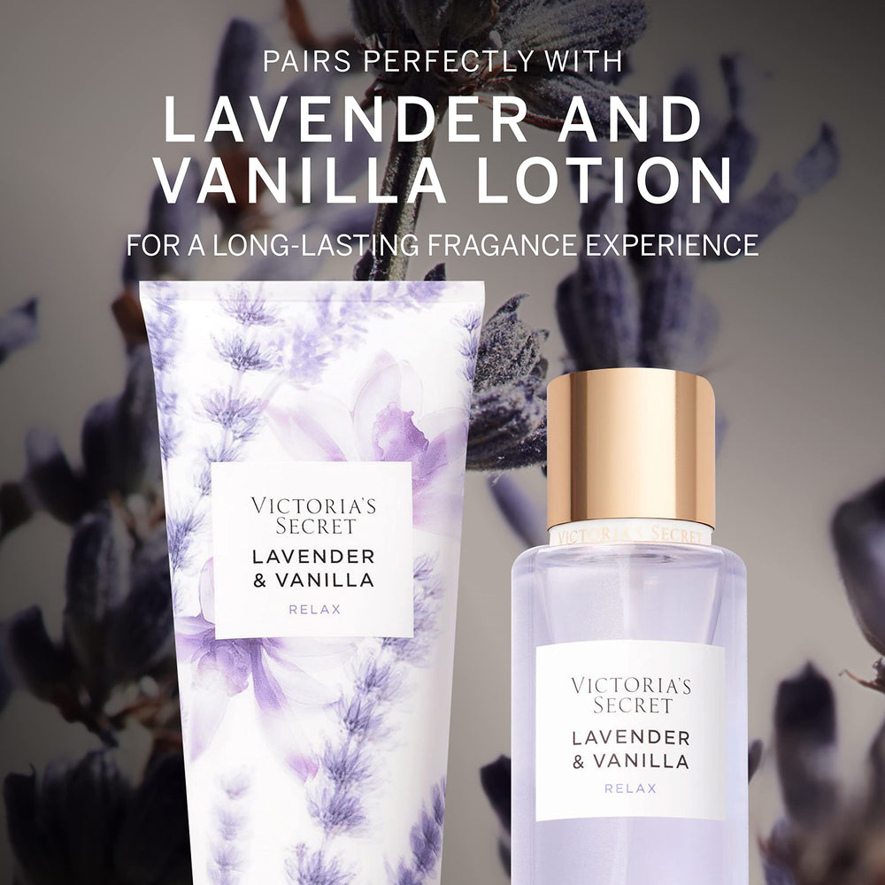 Textura cremosa de loción Victoria's Secret en la palma para absorción suave