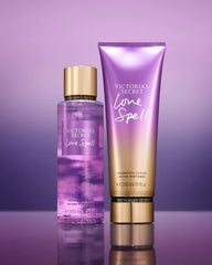 Victoria's Secret Love Spell, aplicación suave deja aroma duradero.