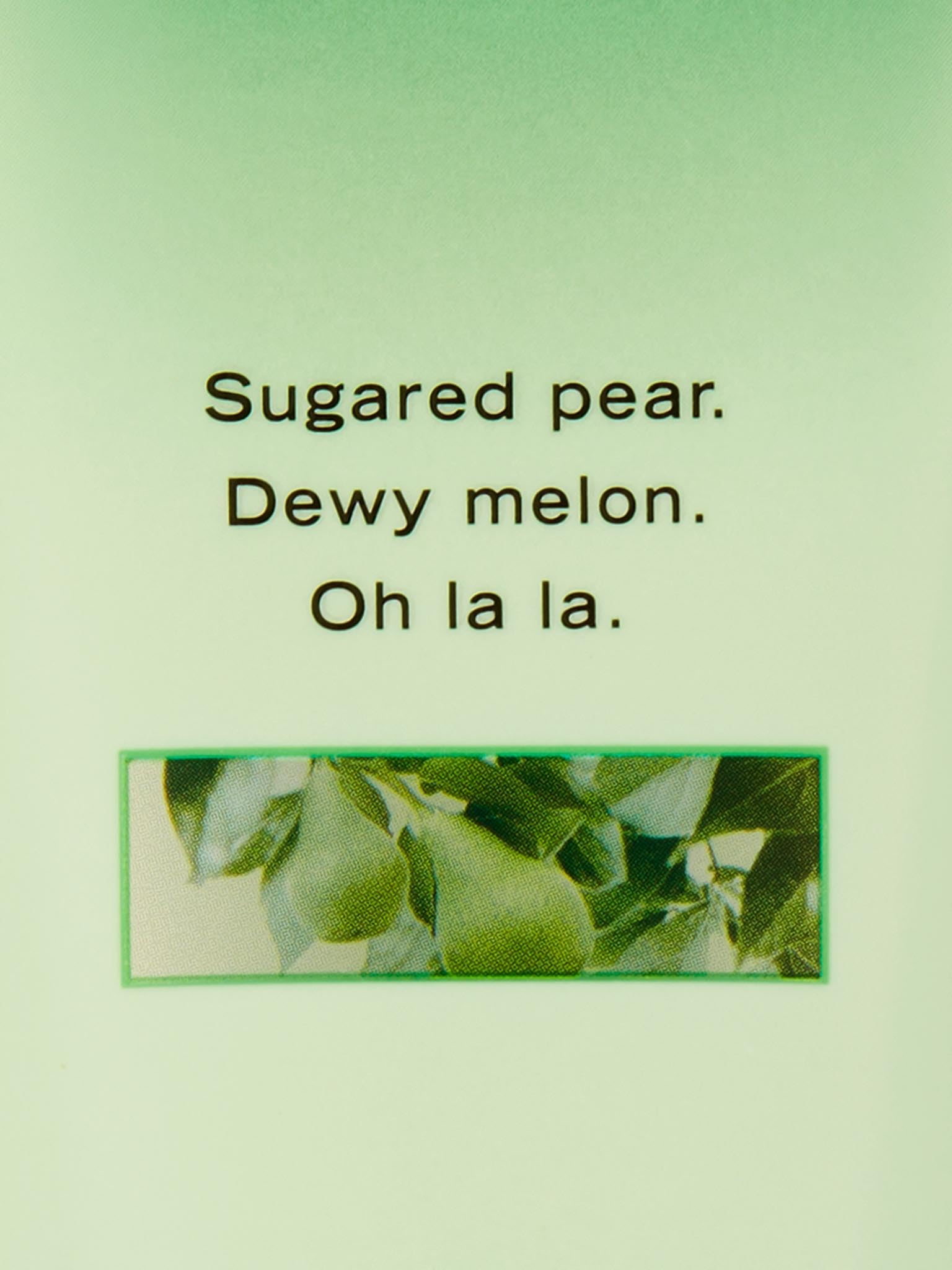 Victoria's Secret Pear Glace: pera fresca en primer plano para sensación frutal suave.