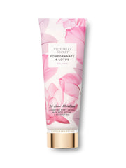 Botella de Victoria's Secret Pomegranate & Lotus, hidratante para piel suave.